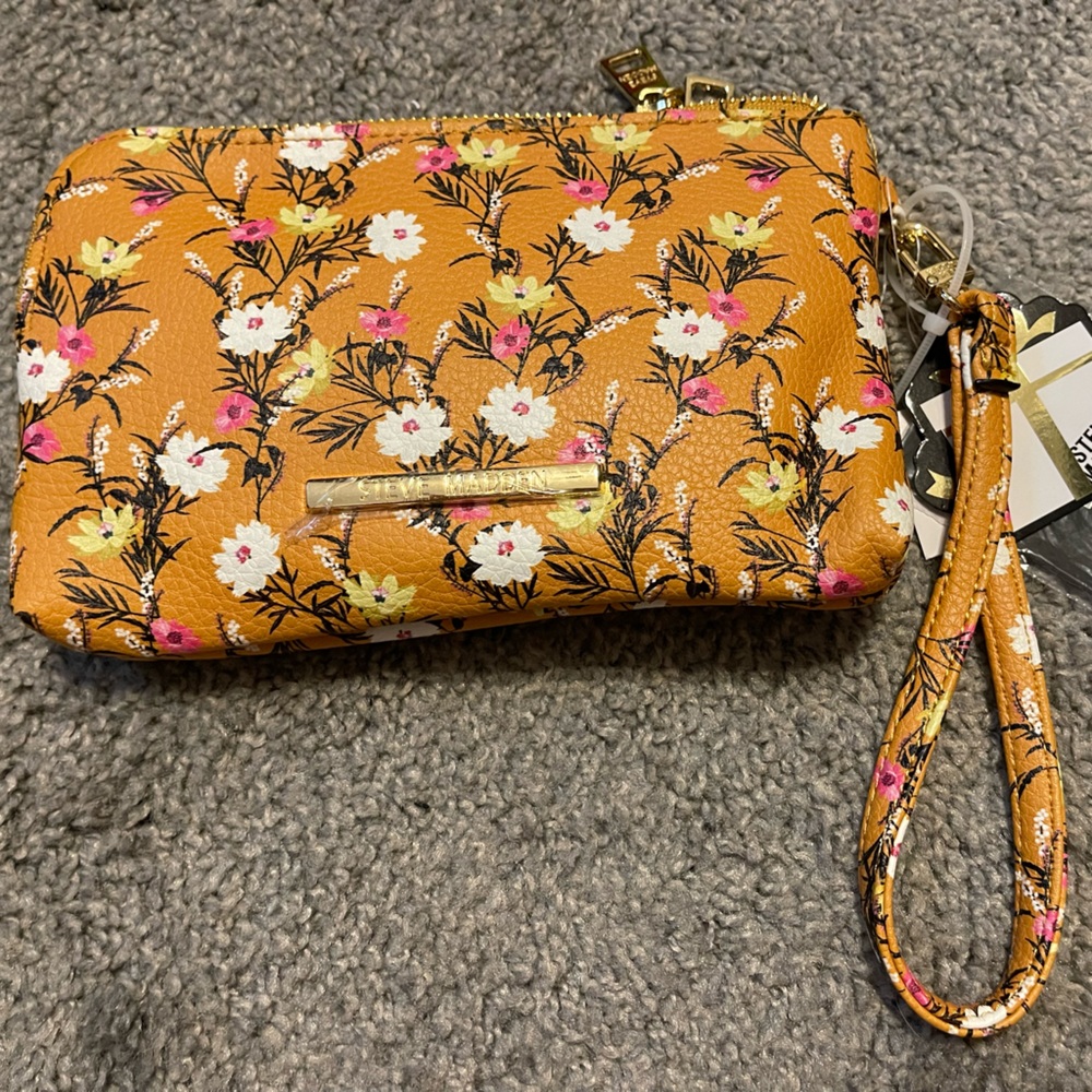 Steve Madden wristlet